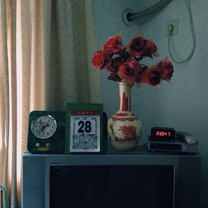 极品老师㧒开粉嫩小泬18p
